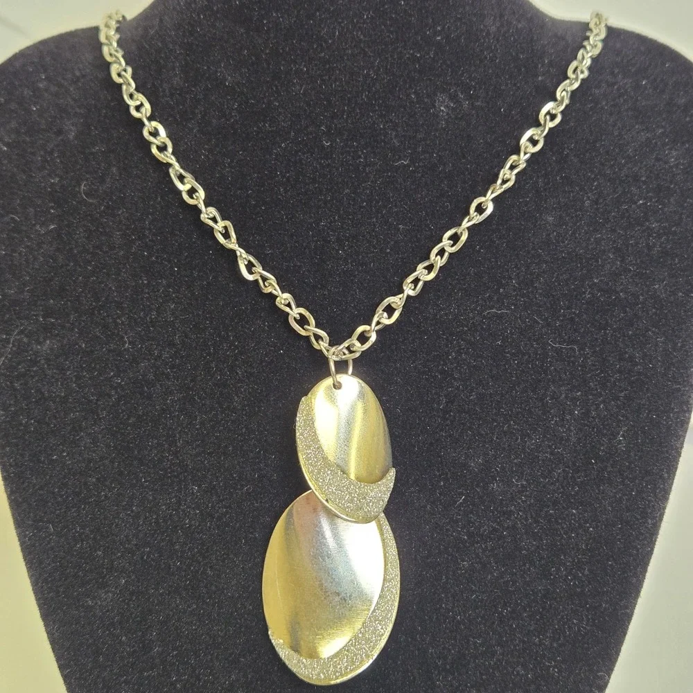 Silver Tone Glitter Overlapping Oval Pendant‎ Necklace, 19